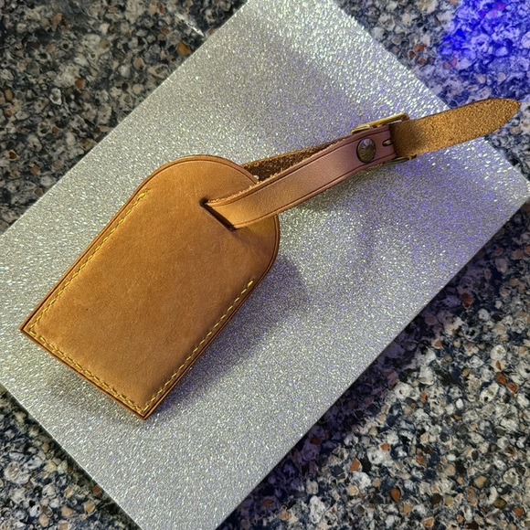 LOUIS VUITTON luggage tag 🏷️ - Picture 4 of 5